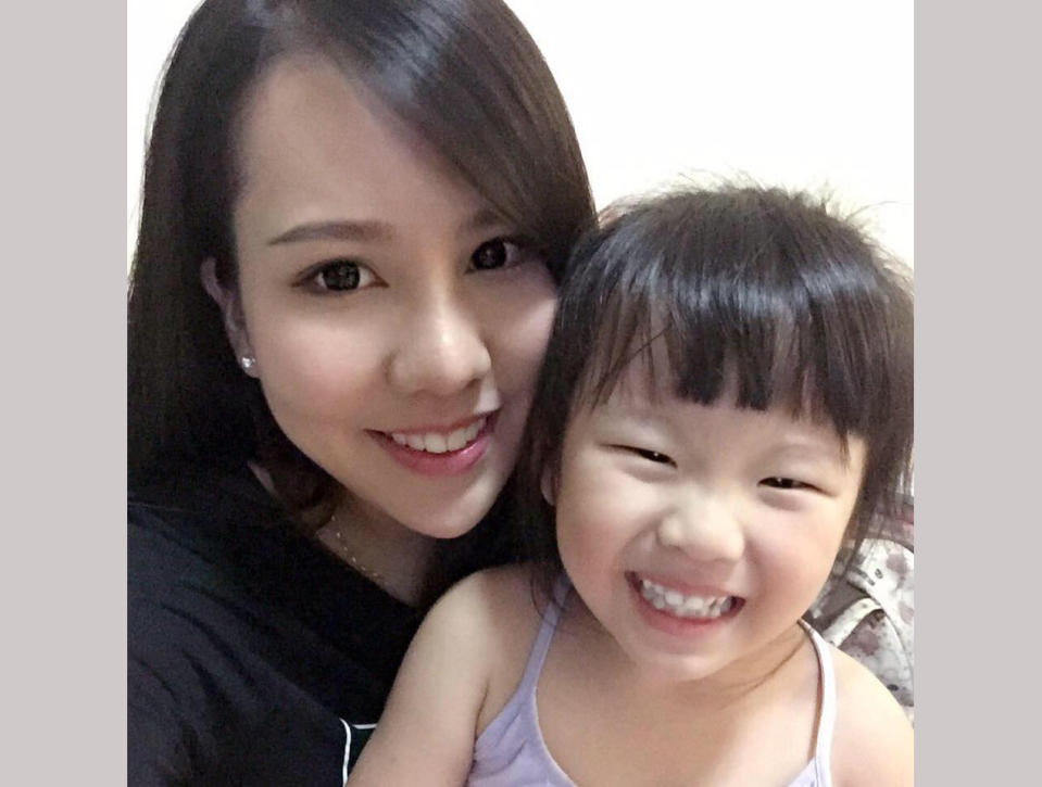 Eleanor Tan Si Xuan (seen here with her mother) died after an accident in Bukit Batok Central on 9 October 2017. (Photo: Facebook/Jacelyn Wong)