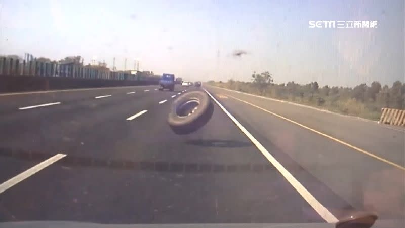 輪胎掉落在國道上。