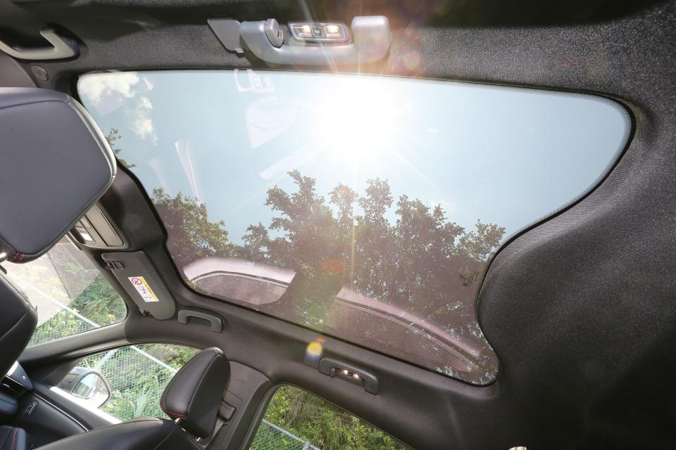 超大型全景玻璃車頂的確是很浪漫，且有塗層能有效隔熱與防紫外線；但建議再貼層隔熱紙或加裝遮陽簾，來對付豔夏直射的陽光。