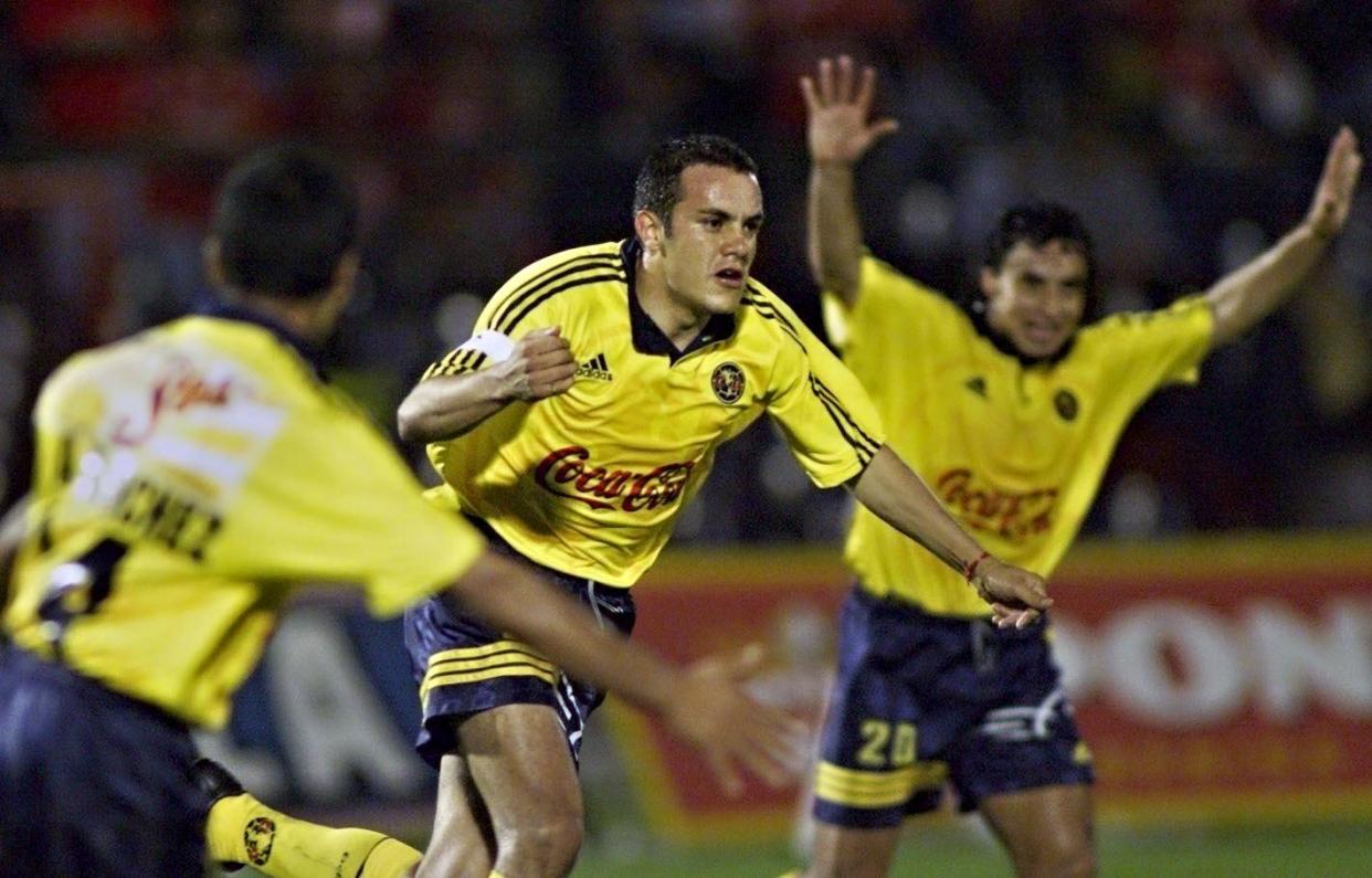 Cuauhtémoc Blanco celebra uno de sus goles contra el América de Cali. (Photo by PEDRO UGARTE/AFP via Getty Images)