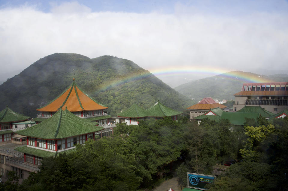 中國文化大學於106年11月30日觀測到彩虹高掛陽明山達9小時，獲得金氏世界紀錄認證。(中央社/文化大學提供)