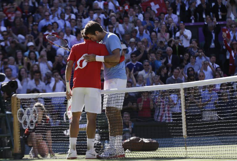Federer y Del Potro se felicitan emotivamente después de protagonizar un partido histórico en los Juegos Olímpicos de Londres 2012.