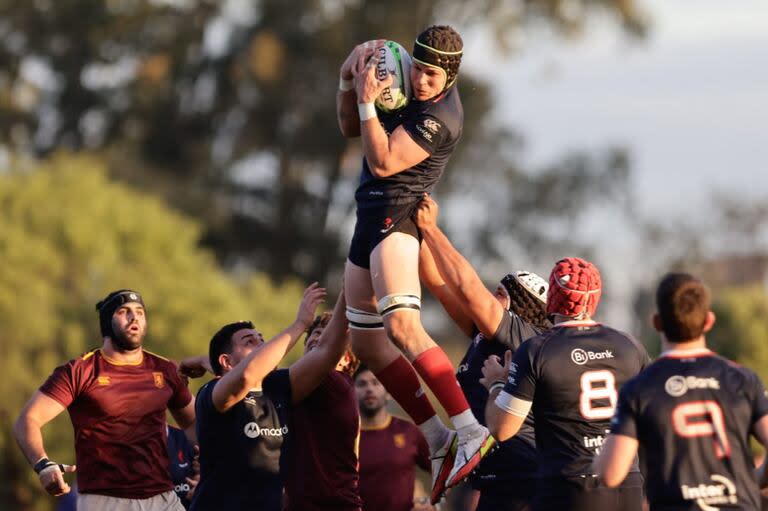 Los fowards de Buenos Aires Cricket & Rugby ganan un line-out; sin embargo, sobre todo en el primer período, fueron dominados en las formaciones fijas, los rucks y los mauls.