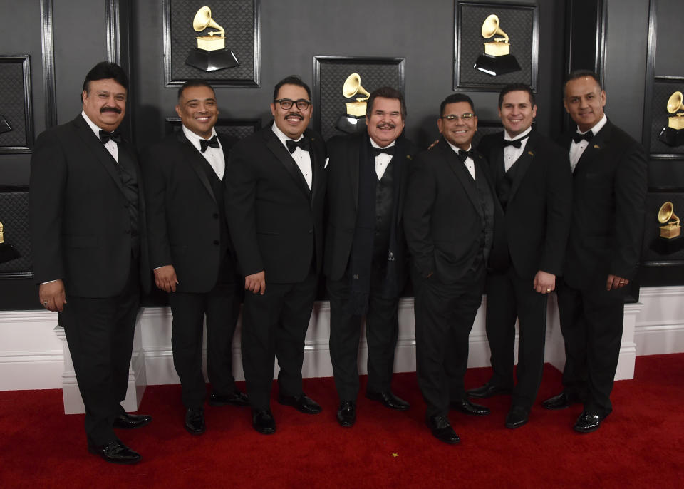 Los integrantes de Mariachi Los Camperos posan al llegar a la ceremonia de los premios Grammy el domingo 26 de enero del 2020 en Los Angeles. La banda ganó el premio al mejor álbum de música regional mexicana (incluyendo tejana) por “De ayer para siempre”. (Foto por Jordan Strauss/Invision/AP)