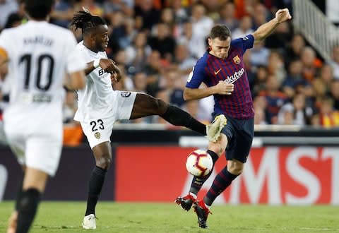 Valencia forward Michy Batshuayi, left, duels for the ball with Barcelona defender Thomas Vermaelen, right , during the Spanish La Liga soccer match between Valencia and Barcelona - Credit: AP