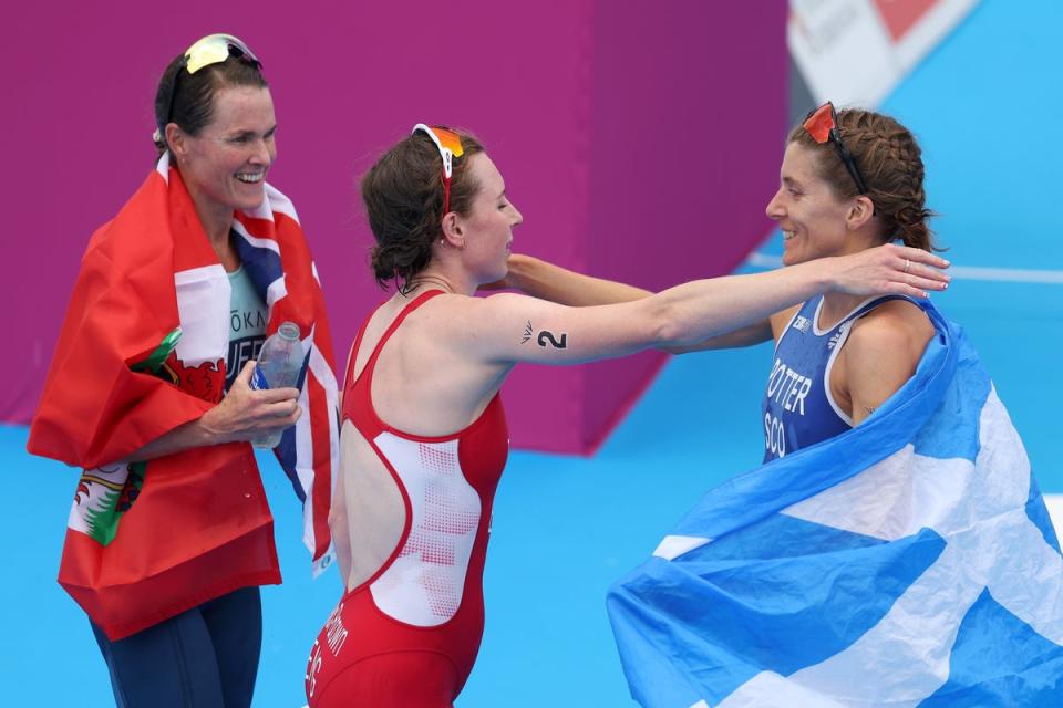 Georgia Taylor-Brown congratulates Beth Potter after Flora Duffy of Team Bermuda took gold (Getty Images)