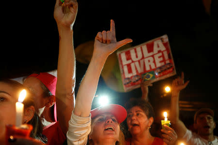 Supporters of former Brazilian president Luiz Inacio Lula da Silva attend a vigil outside the Federal Police Superintendence in Curitiba, Brazil August 31, 2018. REUTERS/Rodolfo Buhrer