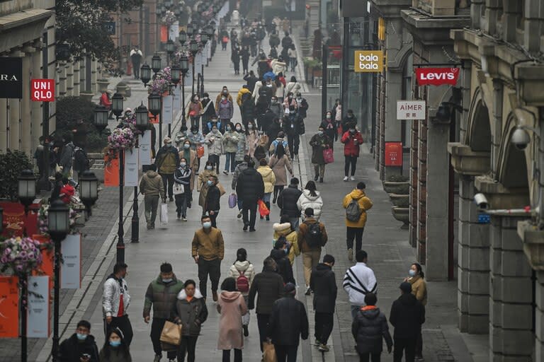 La gente camina por una calle peatonal en Wuhan, provincia central de Hubei en China, el 23 de enero de 2021, un año después de que la ciudad se cerrara para frenar la propagación del coronavirus