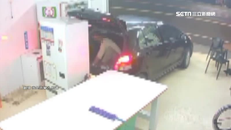 2名竊賊將車開入自助洗衣店內，再拿鋼纜將兌幣機與車身綁定。（圖／翻攝自我是燕巢人臉書）