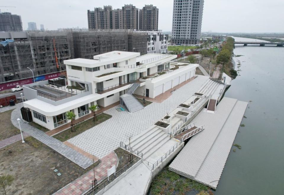 全白流線型建築的「安南水上運動中心」，目前辦理促參招商作業程序。（體育局提供）