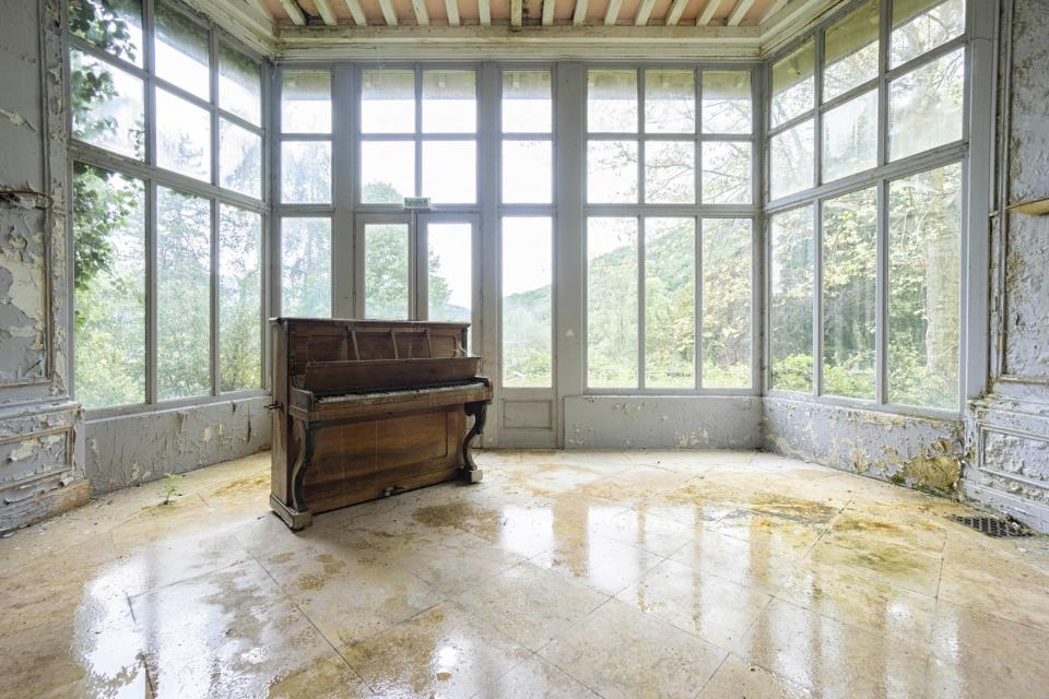 <p>A piano in France. (Photo: Romain Thiery/Caters News) </p>