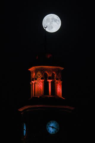 <p>Lokman Ilhan/Anadolu via Getty</p> Rare super blue moon in İzmir