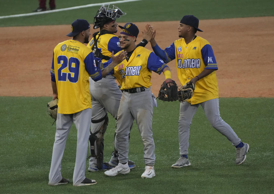 Los peloteros de Colombia festejan el triunfo sobre Puerto Rico en el comienzo de la Serie del Caribe en La Guaira, Venezuela, el jueves 2 de febrero de 2023.(AP Foto/Ariana Cubillos)