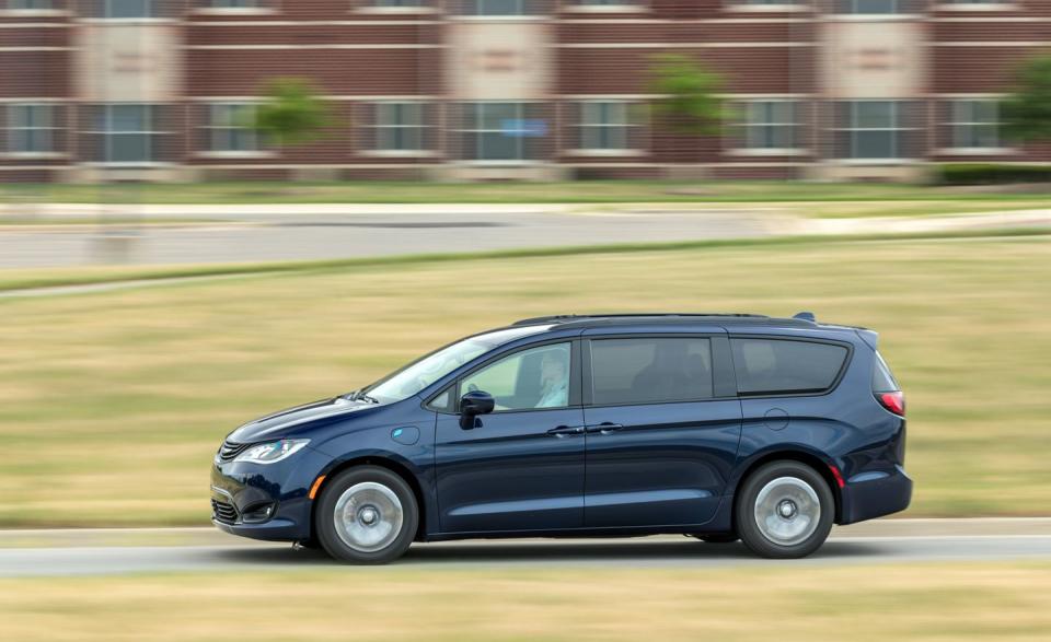 <p>2018 Chrysler Pacifica hybrid</p>