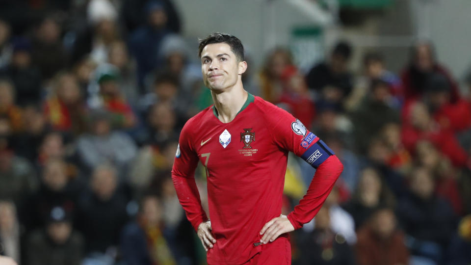 Cristiano Ronaldo gesticula durante a partida de qualificação do Grupo B da Euro 2020 entre Portugal e Lituânia no Estádio do Algarve, nos arredores de Faro, Portugal, quinta-feira, 14 de novembro de 2019. (AP Photo/Armando Franca)