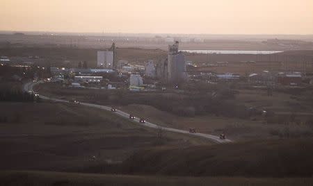 Oil field traffic winds through New Town at dawn on the Fort Berthold Reservation in North Dakota, November 1, 2014. REUTERS/Andrew Cullen