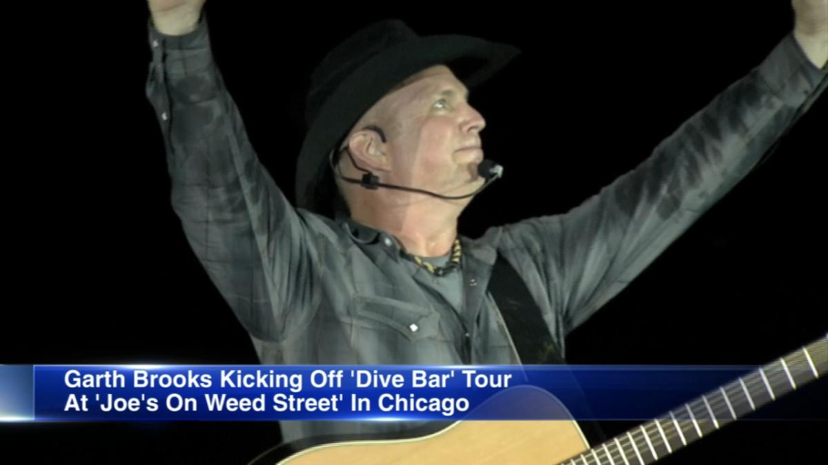 Garth Brooks Dive Bar Tour Kicks Off At Joes On Weed In Chicago