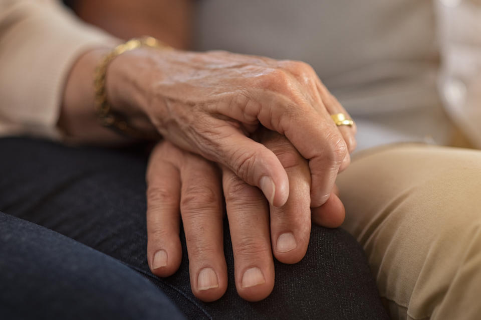 Tras 63 años de matrimonio, compartieron ambulancia camino del hospital y fallecieron allí con una hora de diferencia. (Foto: Getty Images)