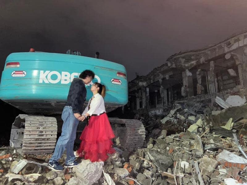 雲林縣議員廖郁賢闖入已成斷垣殘壁的斗六東市場拍攝婚紗照，貼上網後引來議論。（翻攝自廖郁賢臉書）