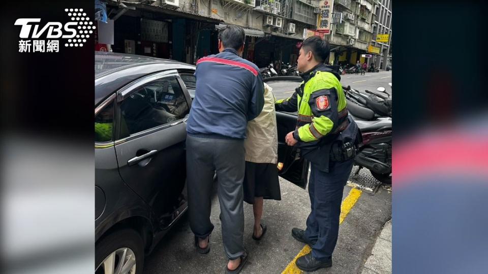 警方通知家屬前來接送老翁返家。（圖／TVBS）