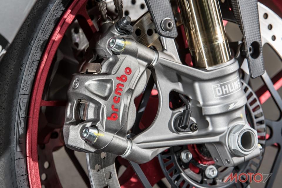 Brembo M50輻射式對四活塞卡鉗。