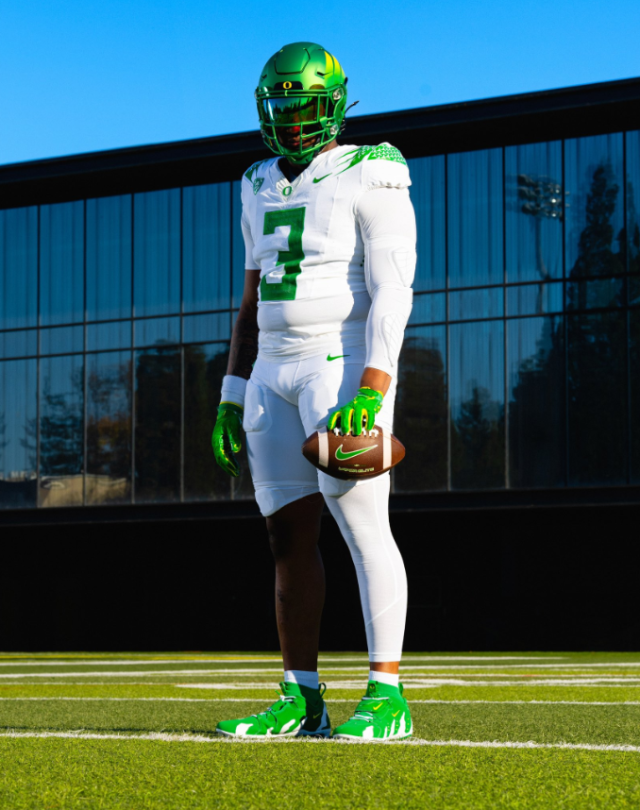 Oregon Ducks debut 'splatter' uniforms against Huskies