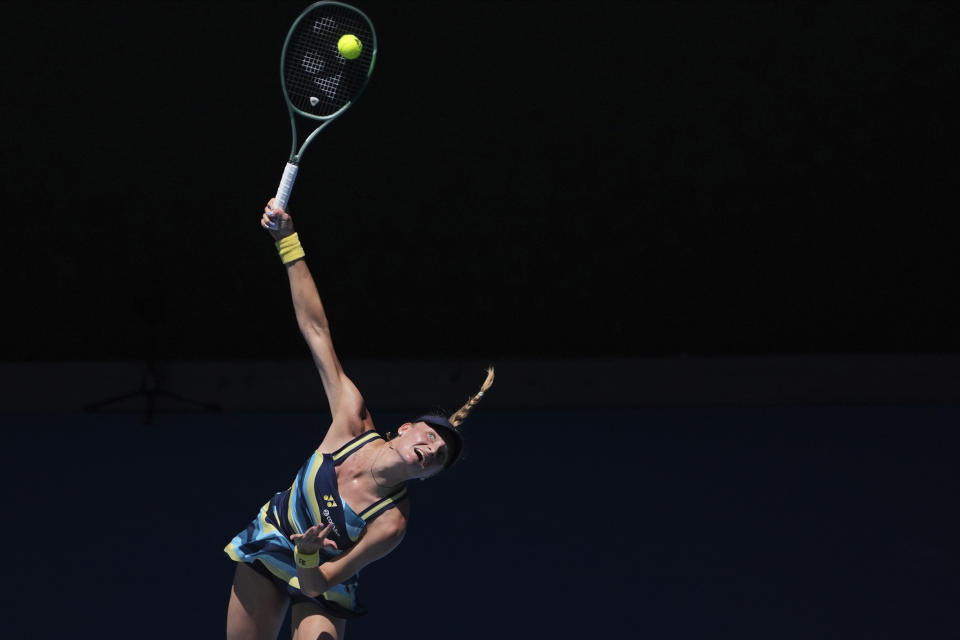 La ucraniana Dayana Yastremska realiza su saque frente a la checa Linda Noskova, en los cuartos de final del Abierto de Australia, el miércoles 24 de enero de 2024 (AP Foto/Andy Wong)