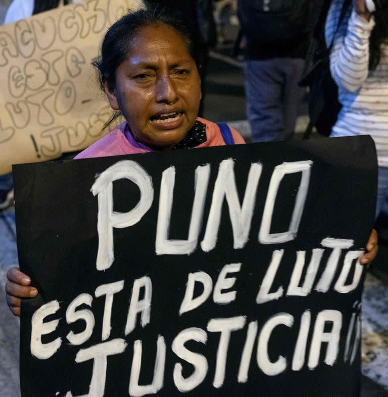 Una mujer sostiene un cartel en apoyo de la ciudad de Puno durante una marcha que exige la dimisión de la presidenta de Perú, Dina Boluarte, y el cierre del Congreso, en una zona residencial de Lima, el 15 de enero de 2023