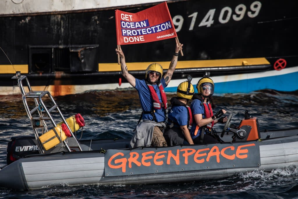 Simon Pegg joins Operation Ocean Witness for a banner action on a Greenpeace inflatable against French fly shooter vessel Saint Josse IV, in the English Channel (Andrew McConnell/Greenpeace)