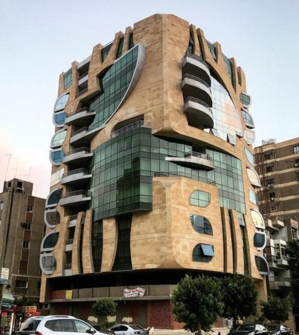 Hablando de llevar al extremo un estilo arquitectónico, este edificio de El Cairo es uno de los ejemplos más exagerados de construcción futurista. (Foto: reddit / <a href="http://www.reddit.com/r/UrbanHell/comments/gx92ft/cairo_egypt/" rel="nofollow noopener" target="_blank" data-ylk="slk:mazen222;elm:context_link;itc:0;sec:content-canvas" class="link ">mazen222</a>).