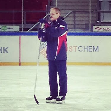 Rookie KHL coach Paul Maurice running a Metallurg Magnitogorsk practice. (#NickInEurope)