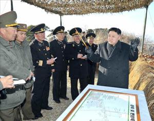 Fotografía distribuida por la Agencia de Noticias Central Norcoreana (KCNA) que muestra al líder norcoreano, Kim Jong Un, inspeccionando la unidad 323 del Ejército Popular de Corea del Norte (KPA) (EFE)