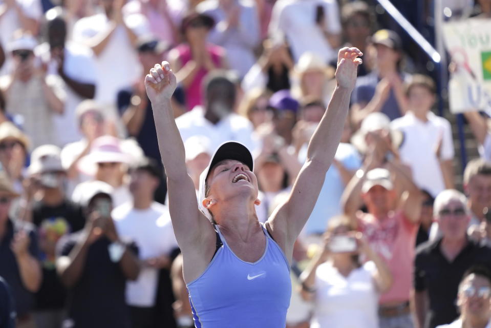 Simona Halep celebra tras derrotar a Beatriz Haddad Maia en la final del Abierto de Canadá, el domingo 14 de agosto de 2022. (Nathan Denette/The Canadian Press vía AP)