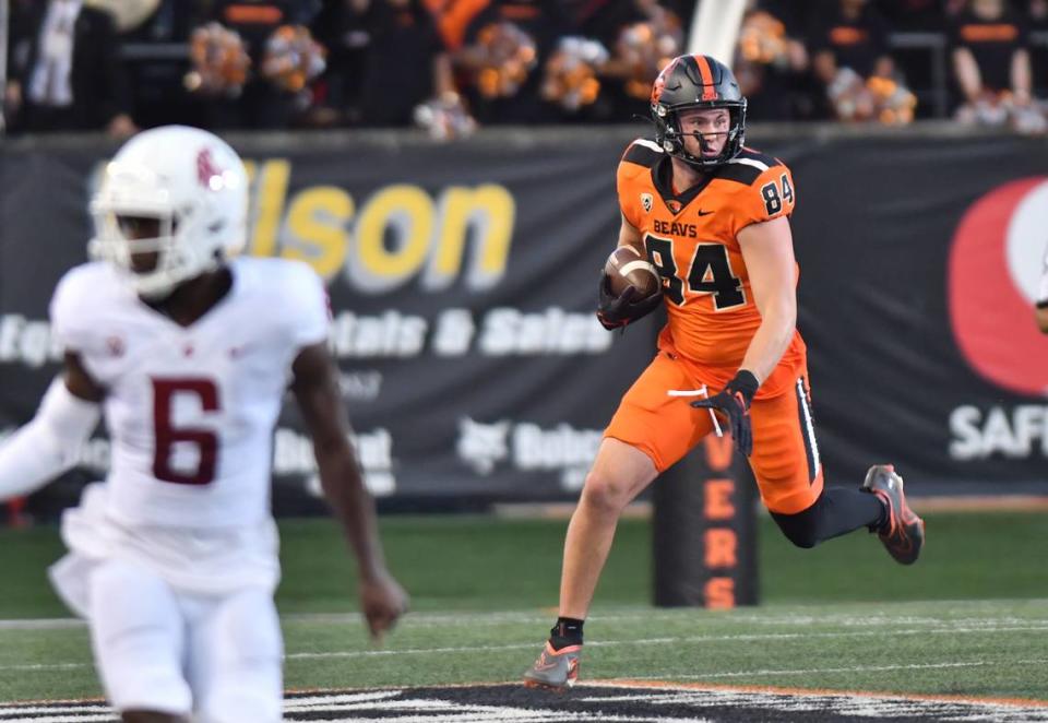 Oregon State’s Jack Velling carries the ball after a catch during the first half of an NCAA college football game Saturday, Oct. 15, 2022, in Corvallis, Ore. Oregon State won 24-10. (AP Photo/Mark Ylen)