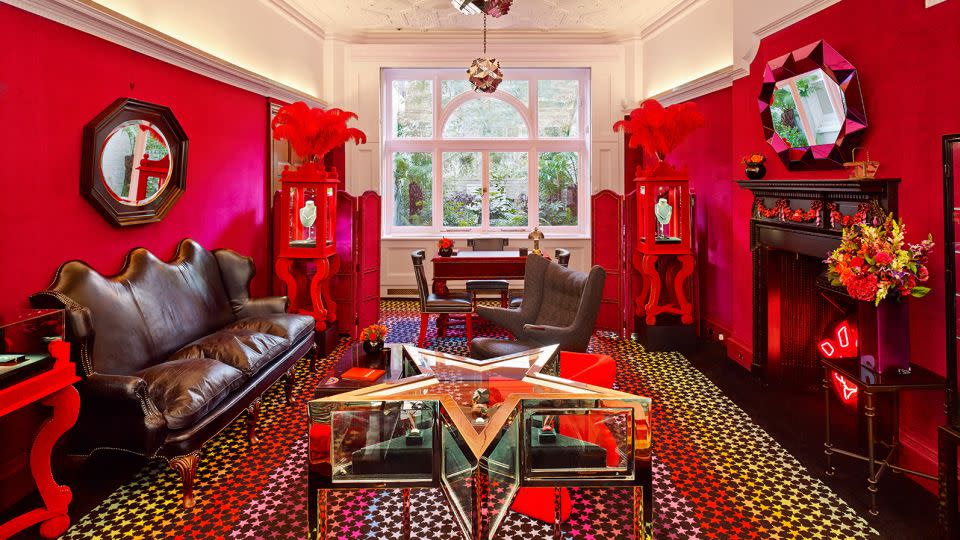 A view inside jewelry designer Solange Azagury-Partridge's boldly decorated cottage in Somerset, UK. - Nick Rochowski/Living to the Max/Gestalten 2023