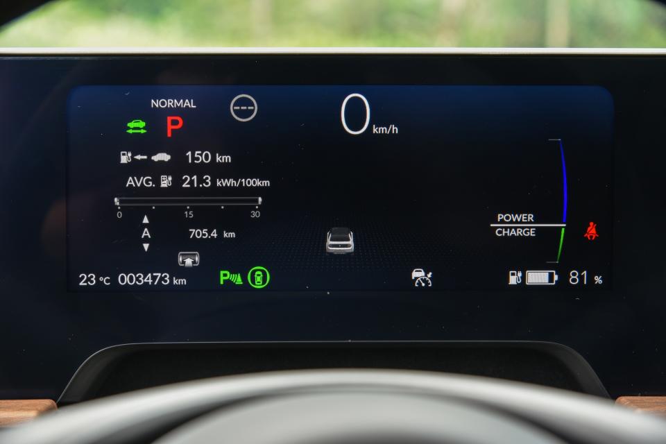 8.8吋數位儀錶能夠顯示豐富的行車資訊，包括車速、電耗數據、主動安全輔助圖示以及剩餘電量/里程與導航指標等。