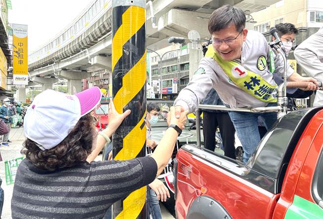 在掃街車隊出發前，有熱情支持者上前與林佳龍握手。（呂健豪攝）