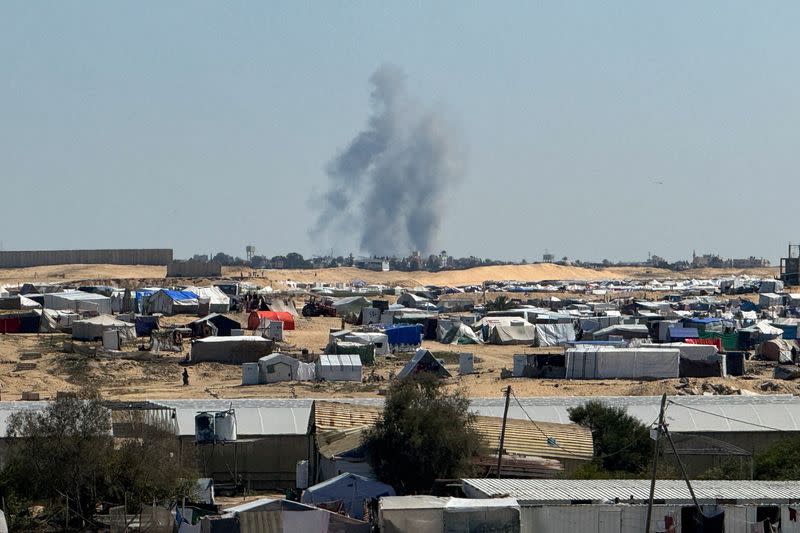 El humo se eleva durante una operación terrestre israelí en Jan Yunis, en medio del actual conflicto entre Israel y el grupo islamista palestino Hamás, visto desde un campamento de tiendas de campaña que alberga a palestinos desplazados en Ráfah, en el sur de la Franja de Gaza