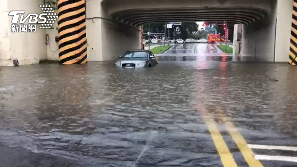 台南小東路地下道積水。（圖／TVBS）