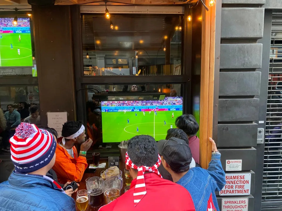 Fußballfans sehen sich England gegen die USA in einer New Yorker Bar in der Gruppenphase der Weltmeisterschaft 2022 an (Richard Hall / The Independent)