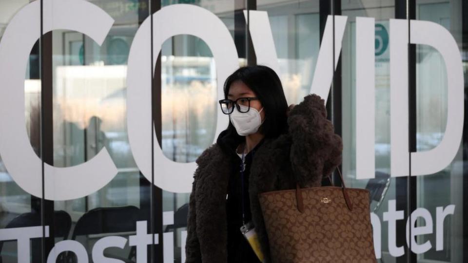 Turista china en el aeropuerto de Incheon