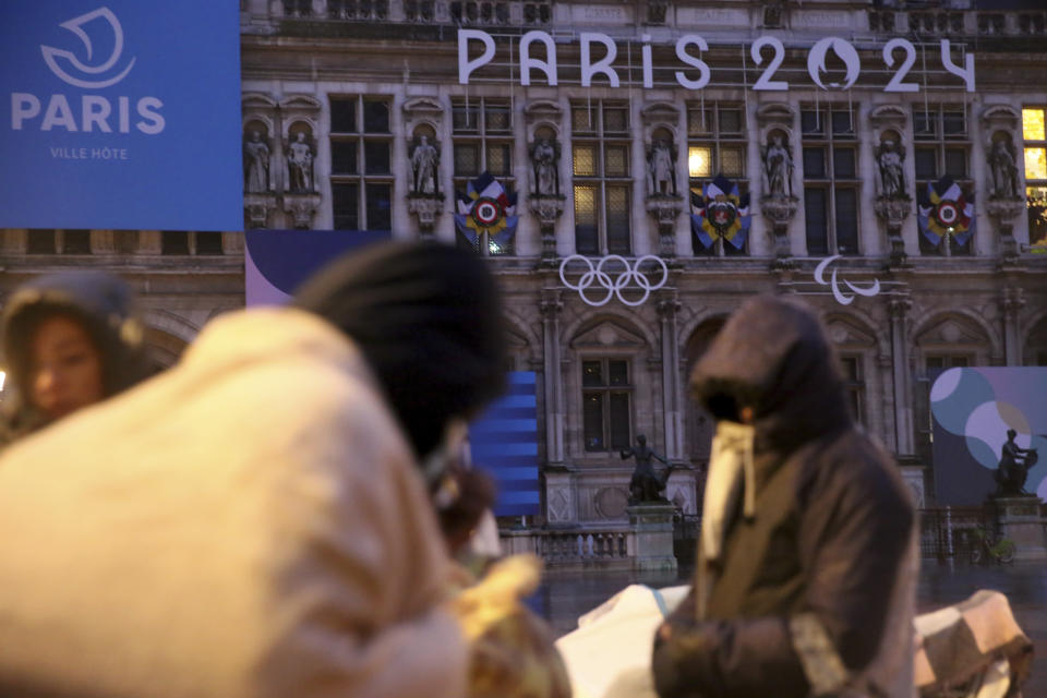 Grupos de migrantes frente al Ayuntamiento de París, el 3 de abril de 2024. (Foto AP/Nicolas Garriga)