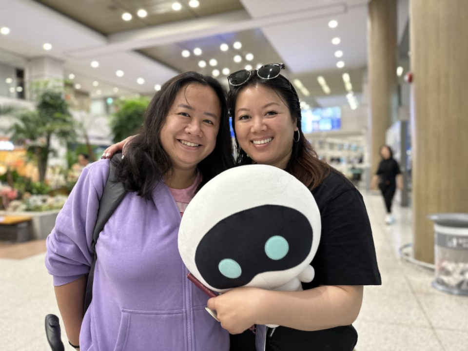 Diana Phung (a la izquierda) y Lisa Trinh (a la derecha) tardaron siete meses en planear su visita a Corea del Sur, coincidiendo perfectamente con el décimo aniversario de BTS. (Foto: Yoonjung Seo/CNN)