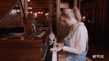 taylor swift's cat walks on piano