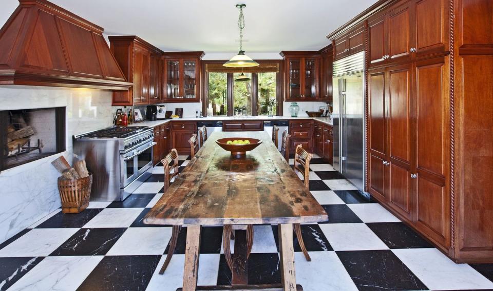 14 Times White Kitchen Cabinets Transformed A Space