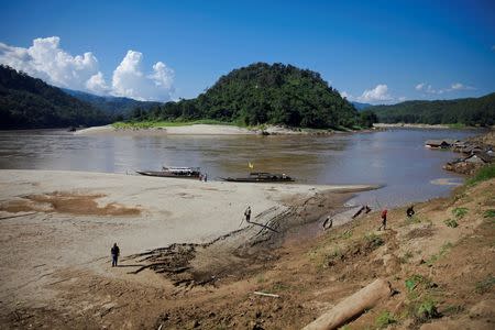 A view shows Ban Sob Moei, a Thai village located at the confluence of Moei and Salween rivers, which is threatened by the planned Hatgyi dam in Myanmar, November 16, 2014. REUTERS/Thin Lei Win/File Photo