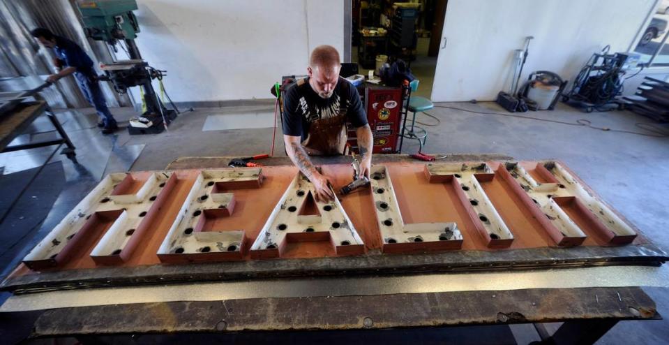 Wayne Baxter, trabaja para restaurar la integridad estructural de las letras, el 11 de septiembre de 2012, en Design Metals, en Ceres. El trabajo para restaurar el letrero del arco de Modesto tiene varias fases que implican al menos tres talleres diferentes, para reparar o reemplazar la estructura interna y añadir integridad estructural a las letras, la eliminación de pintura y repintado, y finalmente rehacer el sistema eléctrico.