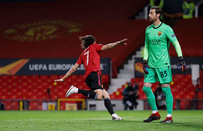 Imagen del jueves del atacante del Manchester United Edinson Cavani celebrando tras marcar en la victoria sobre AS Roma en el partido de ida de las semifinales de la Europa League, en Old Trafford, Manchester, Inglaterra