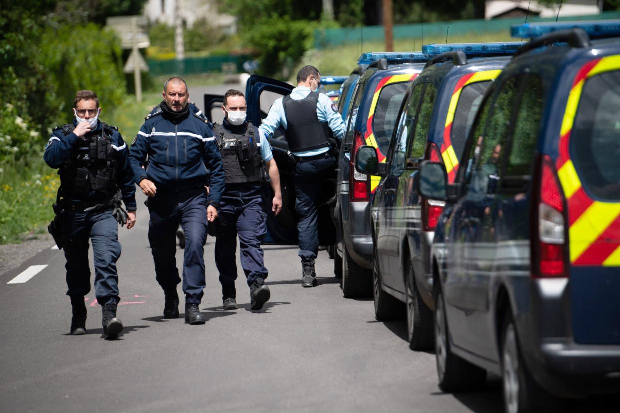 Les gendarmes lors de la traque de Valentin Marcone, à Saumane (Gard) le 13 mai 2021. - CLEMENT MAHOUDEAU / AFP