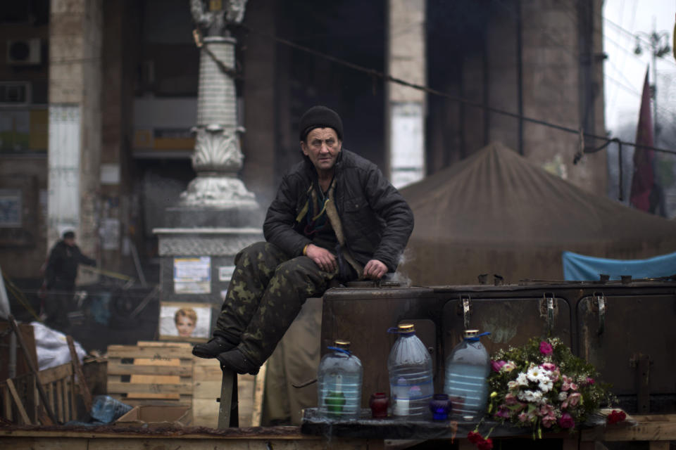 Un manifestante opuesto a Yanukovych se sienta junto a su tienda de campaña en la Plaza de la Independencia de Kiev, el epicentro de las protestas en Ucrania, el domingo 2 de marzo de 2014. (Foto AP/Emilio Morenatti)